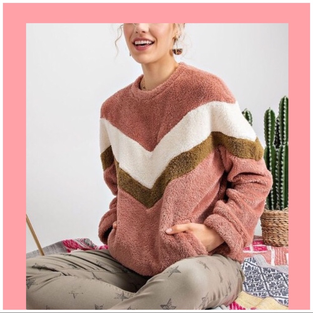 - PLUSH COZY LOOSE TOP WITH SIDE POCKETS - Picture 3 of 9